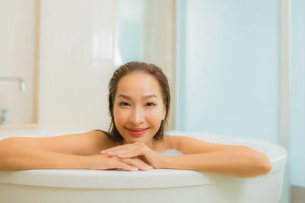 Ritratto Bella Giovane Donna Asiatica Rilassarsi Sorriso Nella Vasca Bagno — Foto Stock