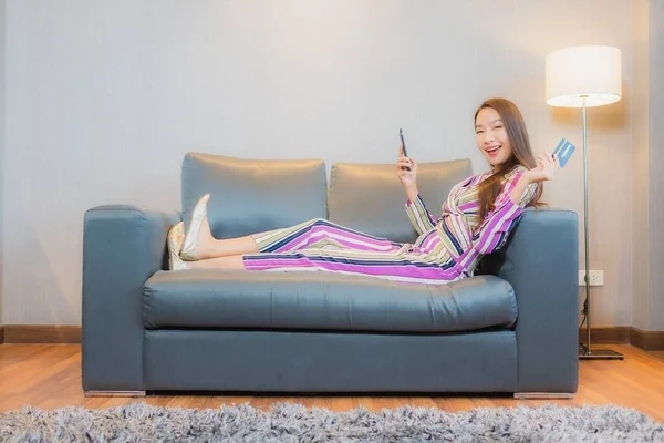 아름다운 여성의 초상화 거실에 소파에서 스마트폰을 사용하는 — 스톡 사진