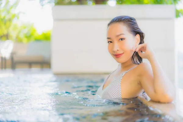 Güzel Asyalı Kadın Gülümsemesi Tatil Için Yüzme Havuzunda Rahatla — Stok fotoğraf