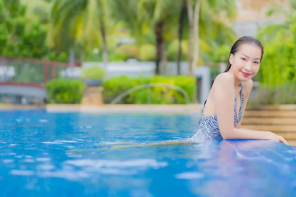 아름다운 여성이 여행중 리조트 수영장에서 미소짓는 여가를 즐긴다 — 스톡 사진