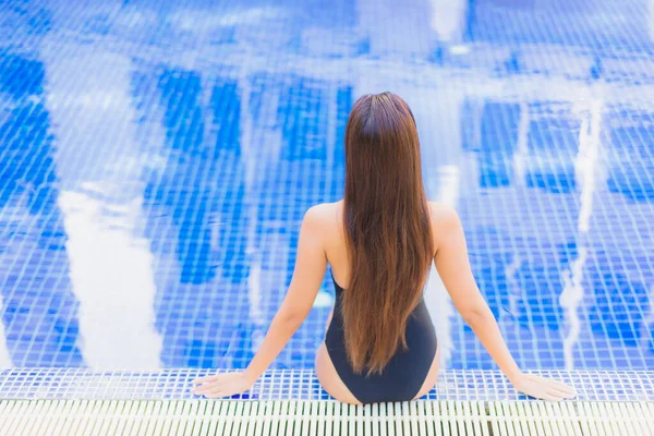 Asyalı güzel bir kadının portresi gülümsüyor. Otelin havuzunda rahatça yüzebiliyor.