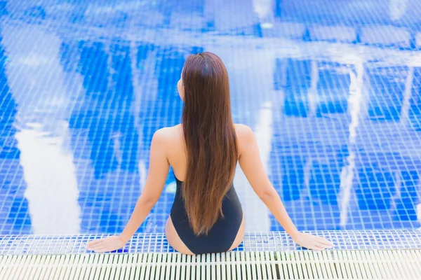 Asyalı güzel bir kadının portresi gülümsüyor. Otelin havuzunda rahatça yüzebiliyor.