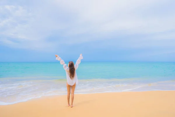 Ritratto Bella Giovane Donna Asiatica Relax Svago Sorriso Intorno Spiaggia — Foto Stock