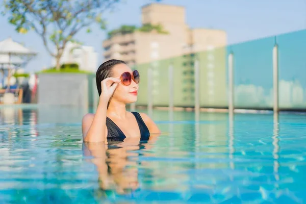 在酒店度假胜地的室外游泳池周围 年轻美丽的亚洲女子在放松微笑 — 图库照片