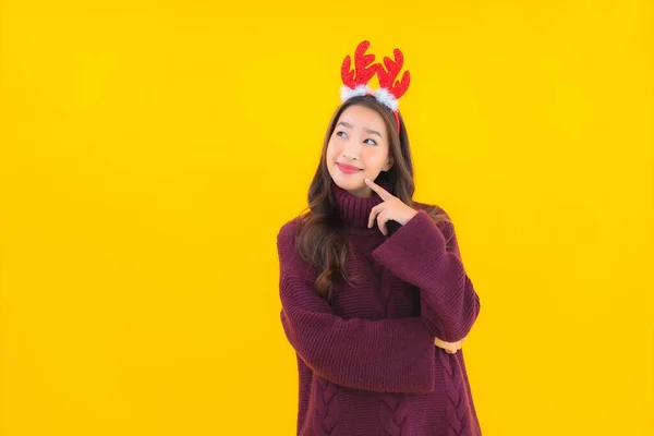 Portret Mooie Jonge Aziatische Vrouw Dragen Kerst Decoratie Thema Geel — Stockfoto