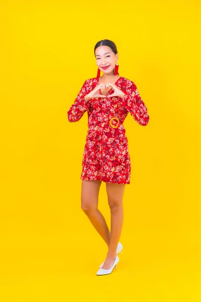 Portret Mooie Jonge Aziatische Vrouw Glimlach Actie Chinees Nieuwjaar Concept — Stockfoto