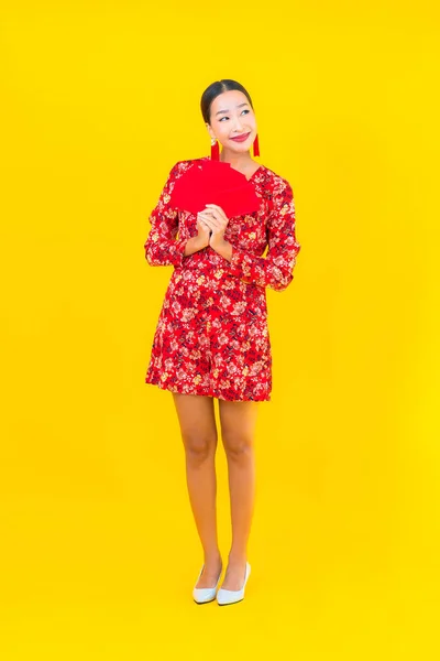 Πορτρέτο Όμορφη Νεαρή Ασιατική Γυναίκα Κόκκινο Φάκελο Κίτρινο Φόντο — Φωτογραφία Αρχείου
