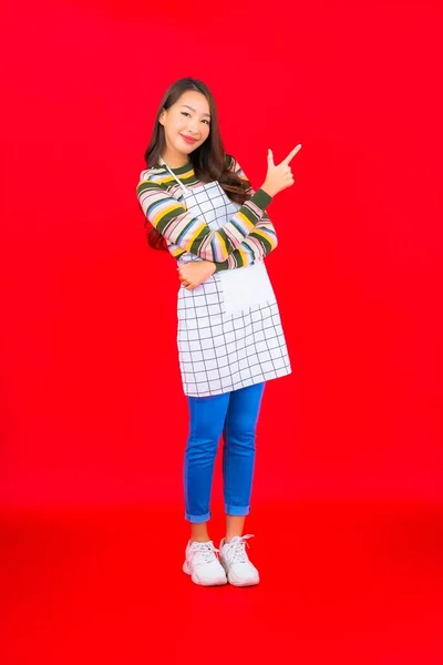 Portret Mooie Jonge Aziatische Vrouw Dragen Schort Rode Achtergrond — Stockfoto