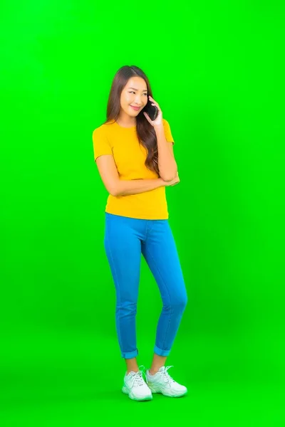 Portret Mooie Jonge Aziatische Vrouw Met Slimme Mobiele Telefoon Groene — Stockfoto