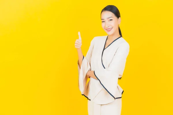 Portret Mooie Jonge Business Aziatische Vrouw Met Glimlach Actie Gele — Stockfoto