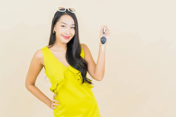 Porträt Schöne Junge Asiatische Frau Lächeln Mit Autoschlüssel Auf Farbigem — Stockfoto