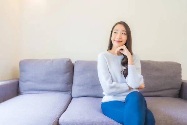 Retrato Bonito Jovem Asiático Mulher Relaxar Sorriso Sofá Sala Estar — Fotografia de Stock