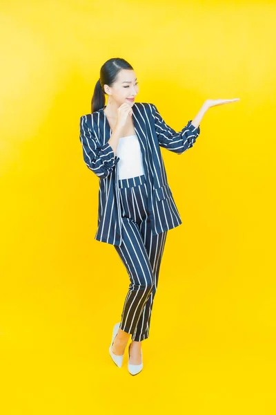 Retrato Hermosa Joven Asiática Mujer Sonrisa Con Acción Color Fondo — Foto de Stock