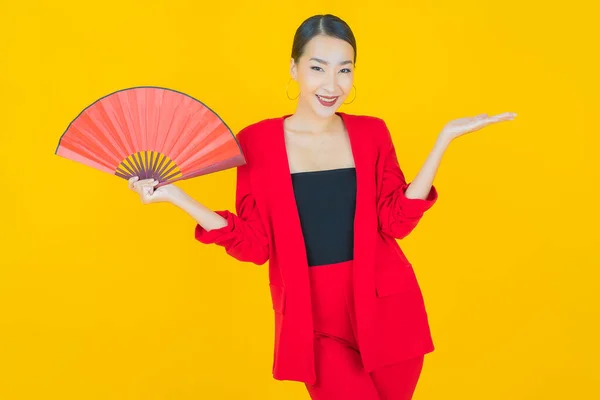 Portrait Belle Jeune Femme Asiatique Avec Ventilateur Sur Fond Couleur — Photo