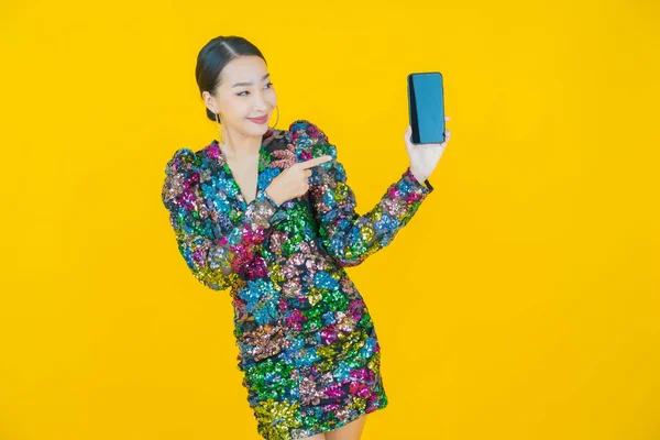 아름다운 아시아 여성의 초상화 배경에 스마트폰을 미소짓는 — 스톡 사진