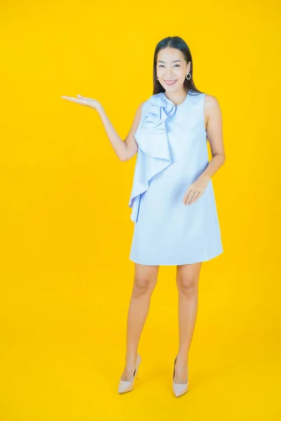 Retrato Bonito Jovem Asiático Mulher Sorriso Com Ação Cor Fundo — Fotografia de Stock