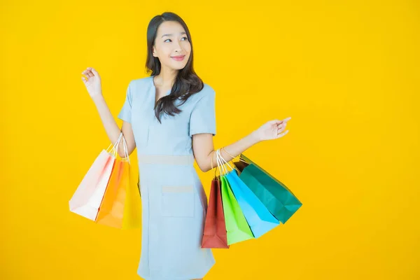 Porträtt Vacker Ung Asiatisk Kvinna Leende Med Shoppingväska Färg Bakgrund — Stockfoto