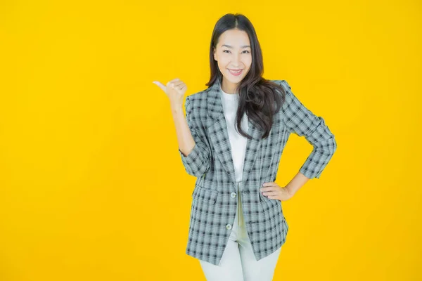 Porträtt Vacker Ung Asiatisk Kvinna Leende Med Åtgärder Färg Bakgrund — Stockfoto