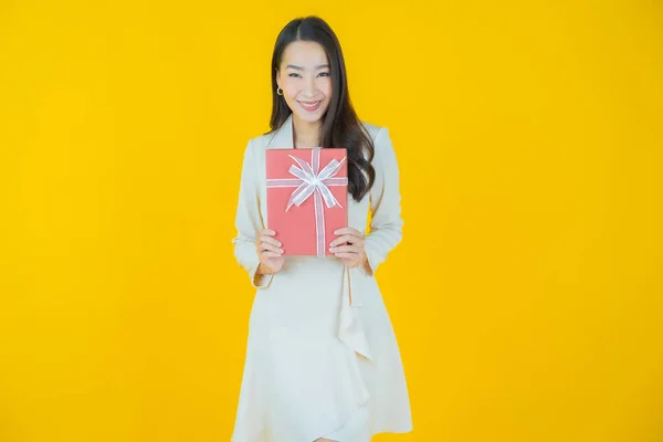 Retrato Bonito Jovem Asiático Mulher Sorriso Com Caixa Presente Vermelho — Fotografia de Stock