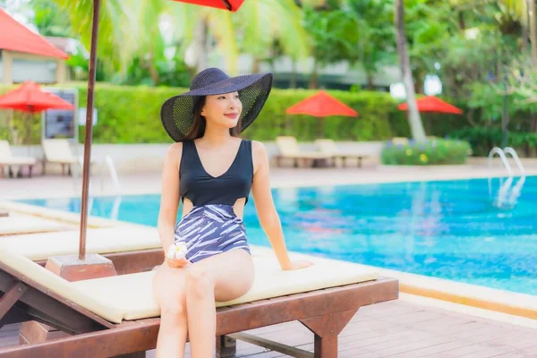 Güzel Asyalı genç kadınların portresi. Mutlu bir gülümseme. Yüzme havuzunda rahatla.