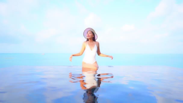 Съемка Красивой Азиатской Женщины Отдыхающей Бассейне Отеля Время Отпуска — стоковое видео