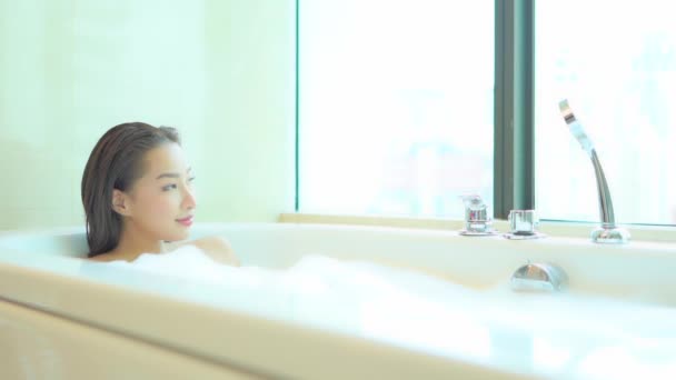 Metraje Hermosa Joven Mujer Asiática Tomando Baño Frente Ventana — Vídeo de stock