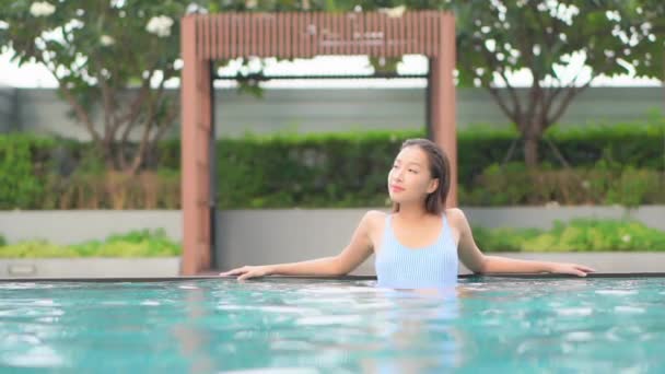 Metraje Hermosa Mujer Asiática Relajándose Piscina Hotel Durante Las Vacaciones — Vídeo de stock