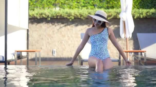 Filmati Bella Donna Asiatica Che Rilassa Piscina Hotel Durante Vacanze — Video Stock