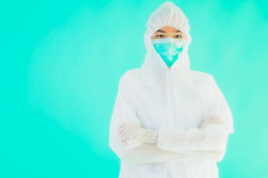 Güzel, genç Asyalı doktor kadın koronavirüsten korunmak için ppe ya da kişisel koruyucu ekipman takıyor ya da mavi izole arka planda beyaz kartı olan 19. bölgede yaşıyor.