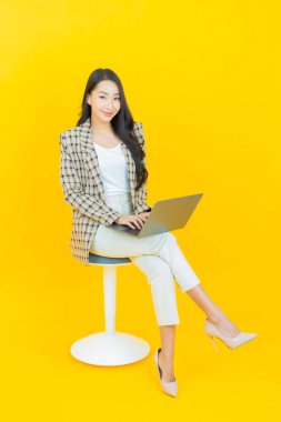 Asyalı güzel bir kadının portresi bilgisayarla izole edilmiş arka planda gülümsüyor.