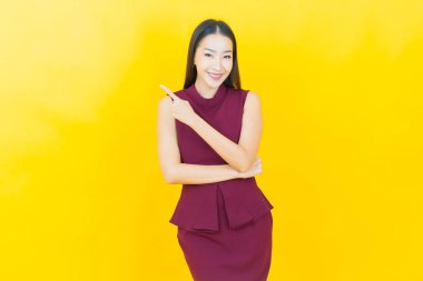 Portre güzel Asyalı kadın gülümsüyor. Renkli arka planda hareket var.