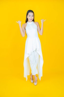 Portre güzel Asyalı kadın gülümsüyor. Renkli arka planda hareket var.