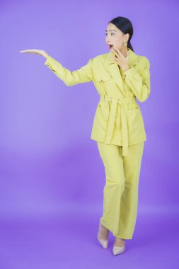 Portre güzel Asyalı kadın gülümsüyor. Renkli arka planda hareket var.