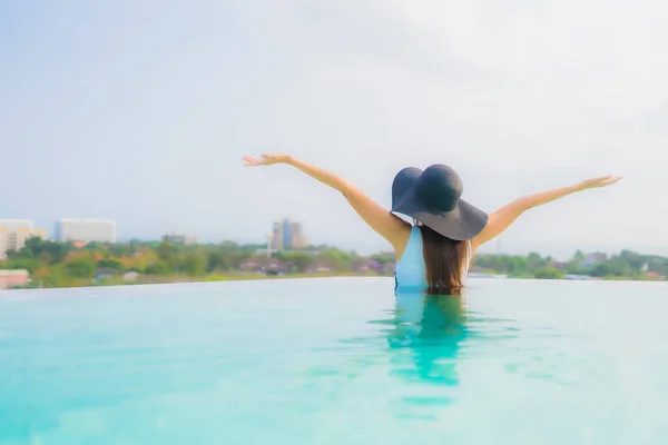 Retrato Hermosa Joven Mujer Asiática Feliz Sonrisa Relajarse Alrededor Piscina —  Fotos de Stock