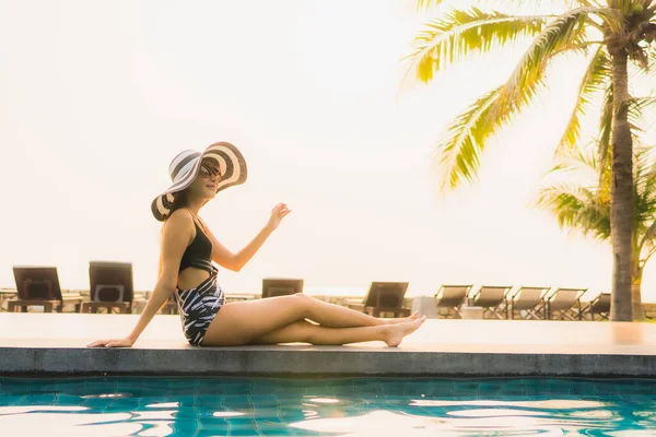 Retrato Bela Jovem Mulher Asiática Relaxar Redor Piscina Livre Hotel — Fotografia de Stock
