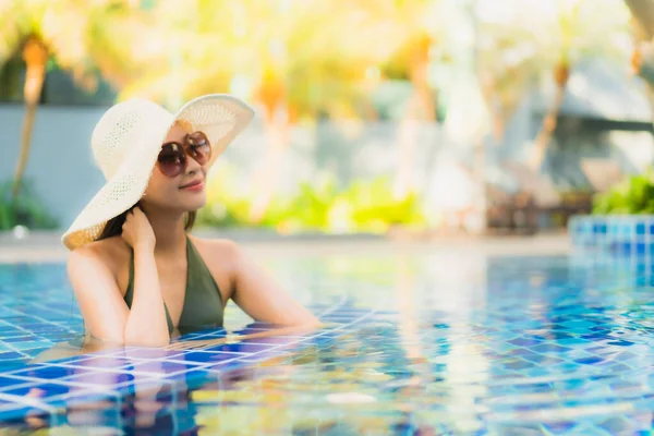 Portrait Beautiful Young Asian Woman Relax Swimming Pool Hotel Resort — Stock Photo, Image