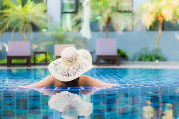 Retrato Hermosa Joven Mujer Asiática Relajarse Alrededor Piscina Complejo Hotelero — Foto de Stock