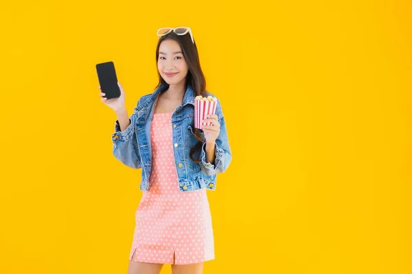 Porträtt Vacker Ung Asiatisk Kvinna Njuta Glad Med Telefon Popcorn — Stockfoto