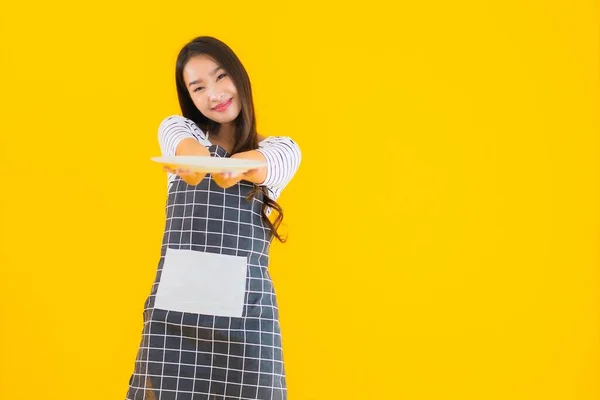Portret Mooie Jonge Aziatische Vrouw Met Witte Schotel Plaat Gele — Stockfoto