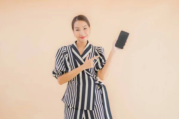 Portrét Krásná Mladá Asijská Žena Chytrým Mobilním Telefonem Hnědém Pozadí — Stock fotografie