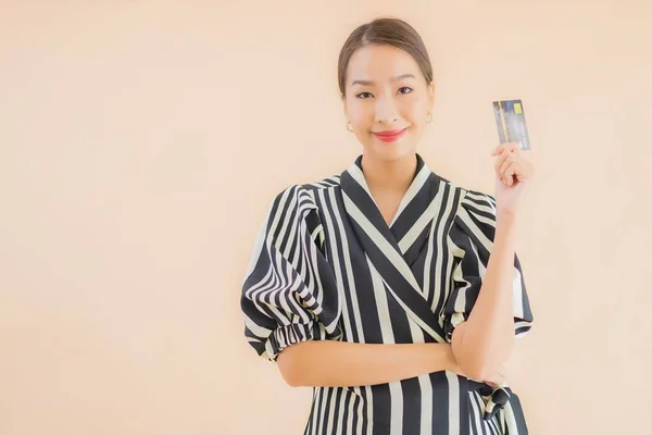 Portret Mooie Jonge Aziatische Vrouw Met Slimme Mobiele Telefoon Bruine — Stockfoto