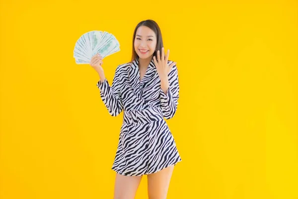 Retrato Bela Jovem Asiática Mulher Com Monte Dinheiro Dinheiro Amarelo — Fotografia de Stock