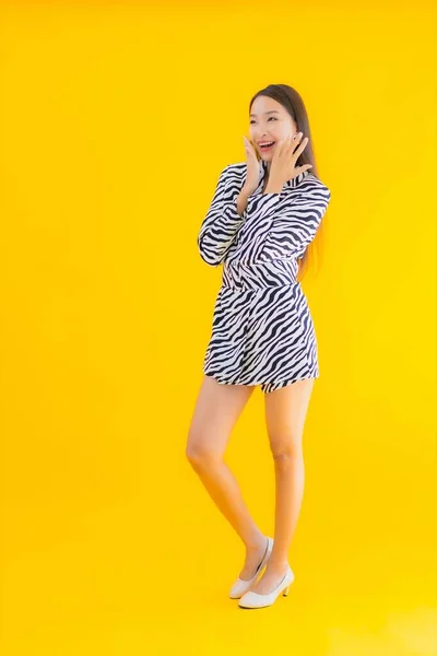 Retrato Bonito Jovem Asiático Mulher Sorriso Feliz Com Ação Amarelo — Fotografia de Stock