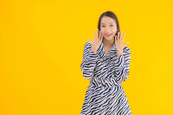 肖像美しい若いアジアの女性の笑顔幸せなアクションとともに黄色隔離された背景 — ストック写真