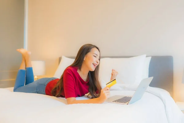 Retrato Hermosa Joven Mujer Asiática Uso Ordenador Portátil Con Tarjeta — Foto de Stock