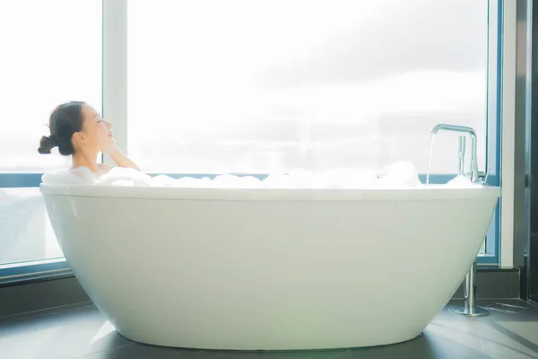 Портрет Красивая Молодая Азиатская Женщина Расслабиться Насладиться Ванной Ванной Комнате — стоковое фото