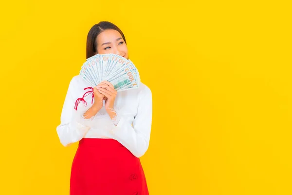 Retrato Hermosa Joven Asiática Mujer Con Montón Dinero Efectivo Dinero —  Fotos de Stock