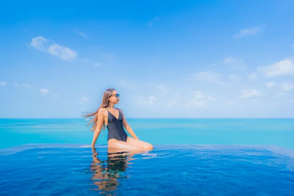 Retrato Bonito Jovem Asiático Mulher Relaxar Sorriso Lazer Redor Piscina — Fotografia de Stock