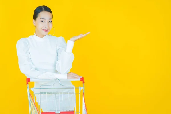 Portrait Belle Jeune Femme Asiatique Sourire Avec Panier Épicerie Supermarché — Photo