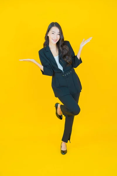 Retrato Bonito Jovem Asiático Mulher Sorriso Com Ação Cor Fundo — Fotografia de Stock